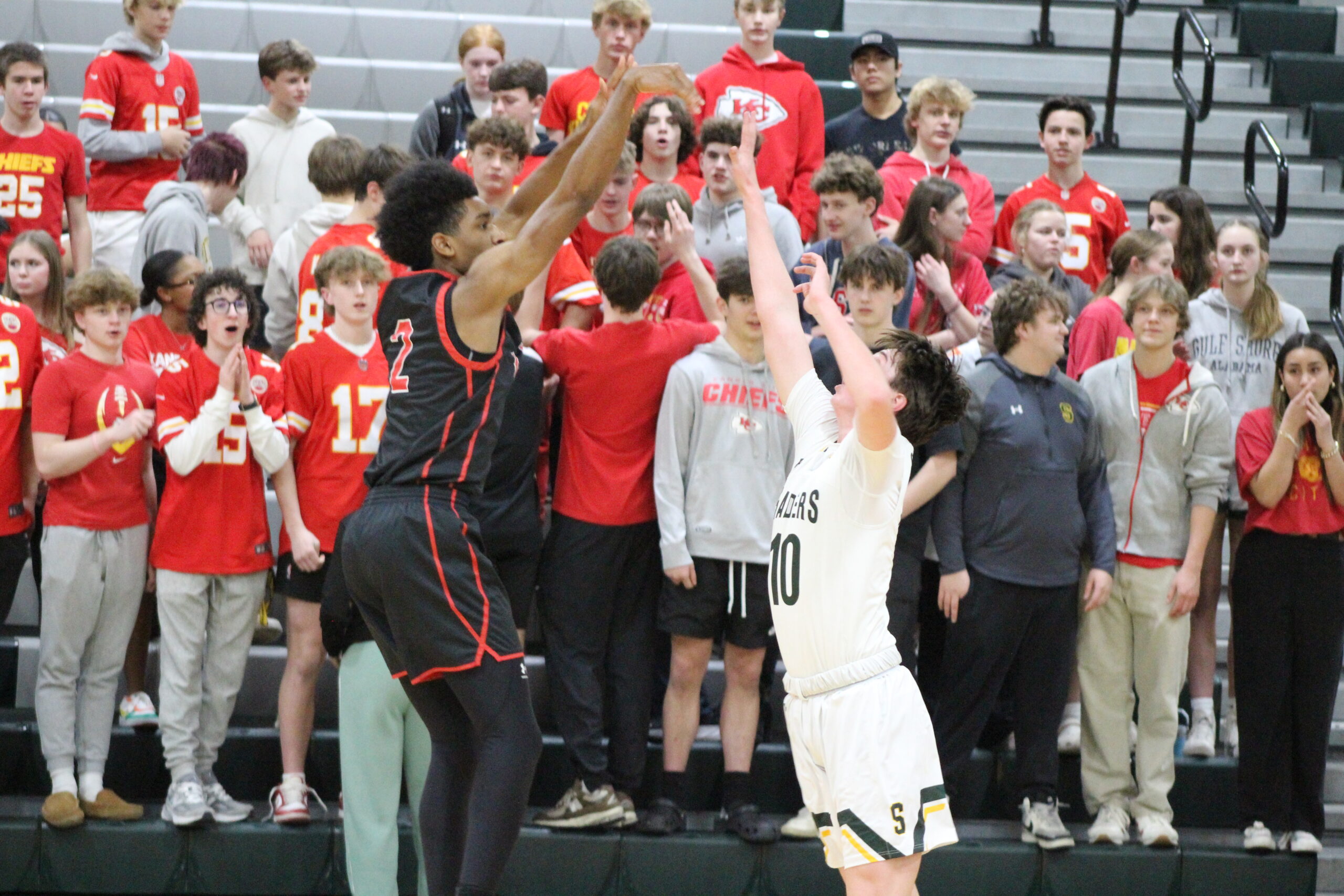 King completes LHS boys’ upset over SM South with last-second 3-pointer ...